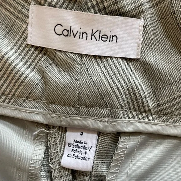 Calvin Klein
Dress pants
Gray/white
Size4 waist 15.5”inseam 26.5”hip 17” - Picture 4 of 5